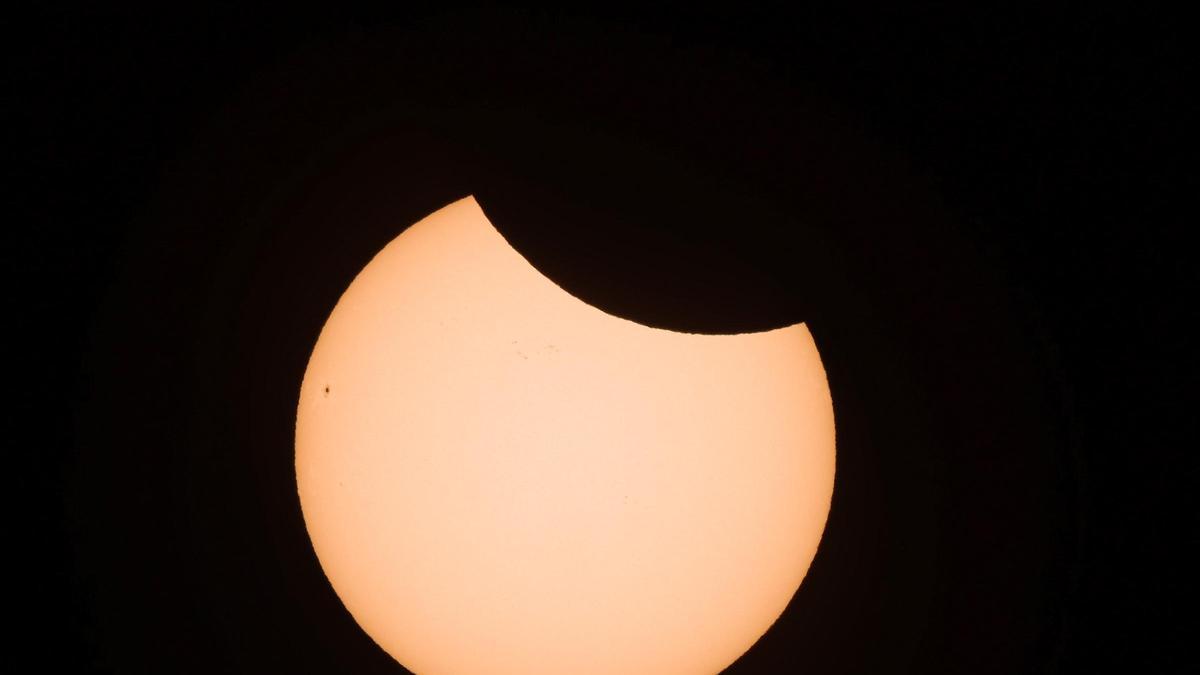 Imagen del eclipse parcial de Sol.