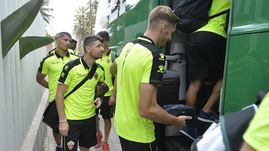 Los jugadores del Elche subiendo al autobús para viajar a Sabadell