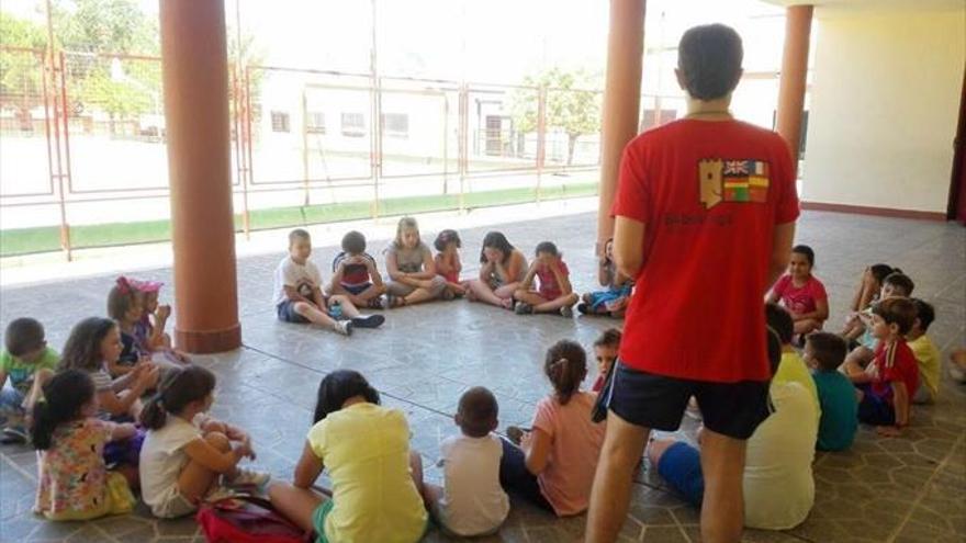 Más de 70 niños de Almendralejo participan en las actividades de la ludoteca de verano