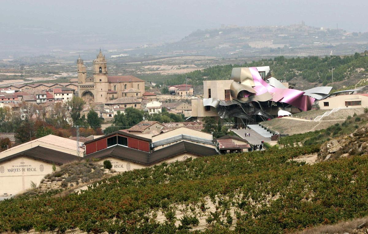 LOG07 EL CIEGO (ALAVA) 10/10/06.- Vista general del hotel Marqués del Riscal (d) situado junto a las bodegas de Marqués del Riscal en Elciego (Alava) y creado por el arquitecto canadiense Frank Gehry. El hotel fue inaugurado hoy por el rey Juan Carlos. EFE/ABEL ALONSO. ARQUITECTURA CONTEMPORANEA. ARQUITECTOS. EDIFICIOS. INAUGURACIONES. BODEGAS. HOTELES.