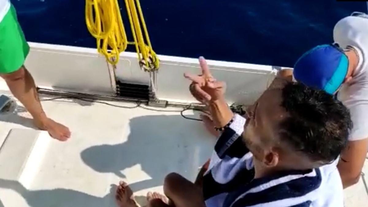 Una embarcación de Águilas rescata a dos migrantes que se habían tirado al agua