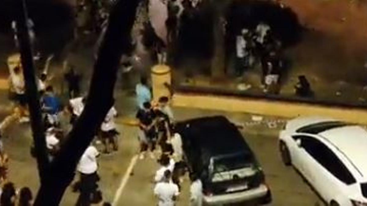 Juventud en los alrededores de la Plaza del Cedro