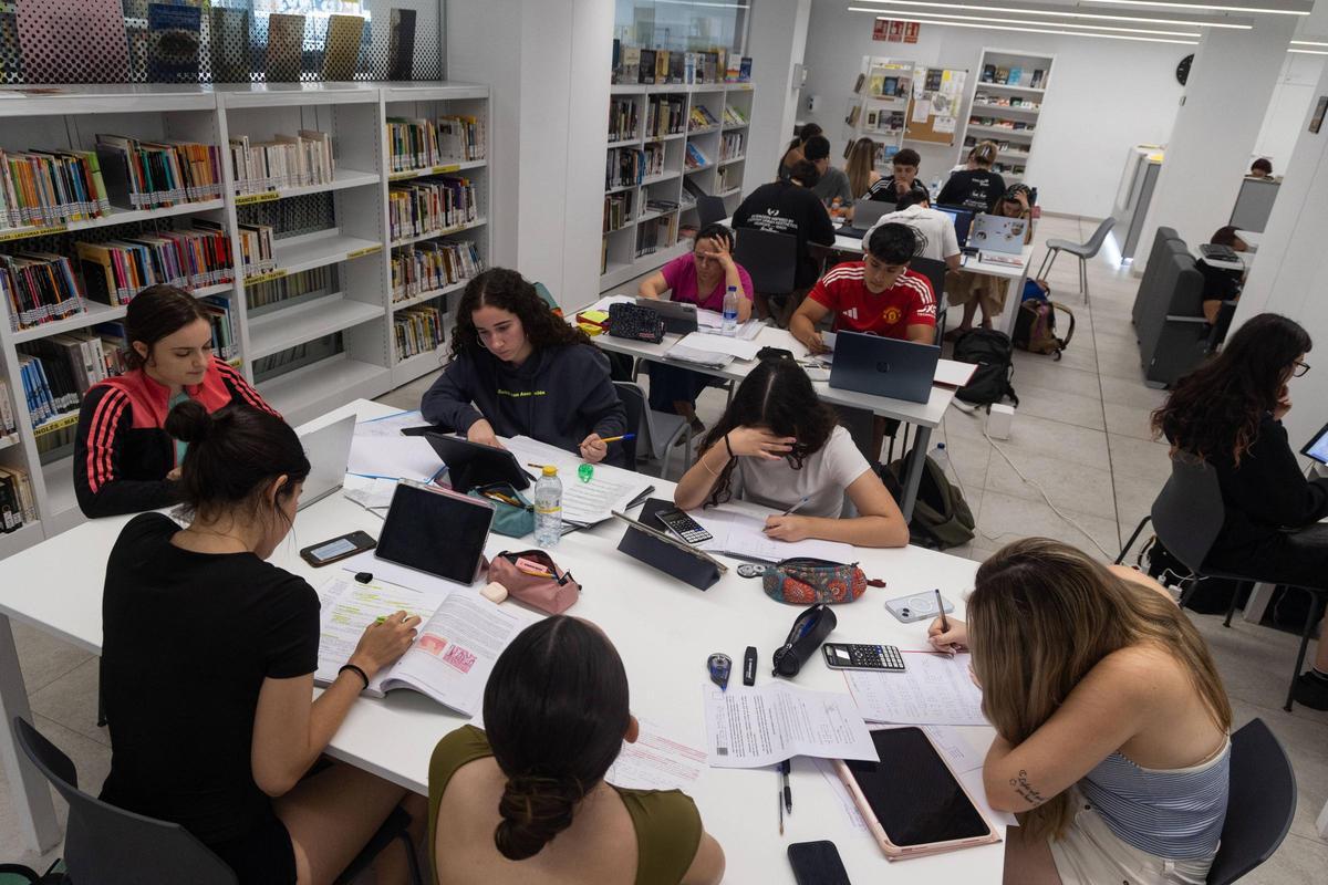Estudiantes preparando la PAU en la biblioteca municipal 'Carola Reig', en Benimaclet.
