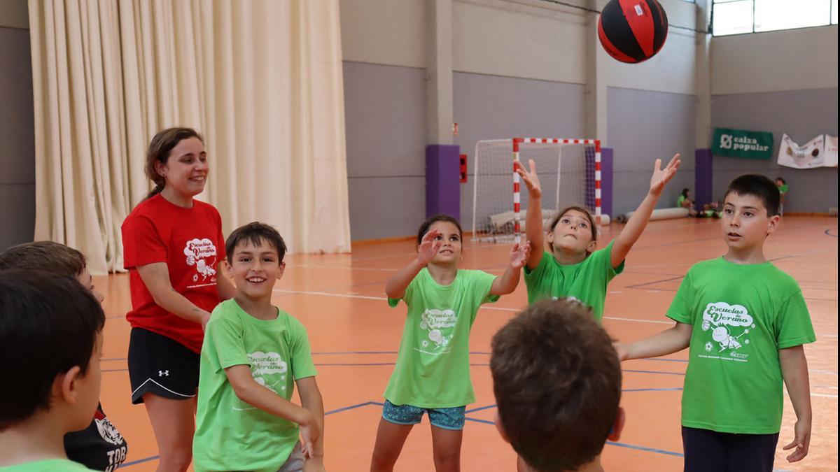 la Federación de Baloncesto de la Comunitat Valenciana (FBCV) oferta sus Escuelas para que niños/as y jóvenes puedan disfrutar del deporte durante sus vacaciones desde una perspectiva lúdica y educativa.