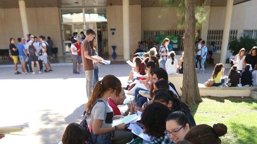 Alumnos estudiando.