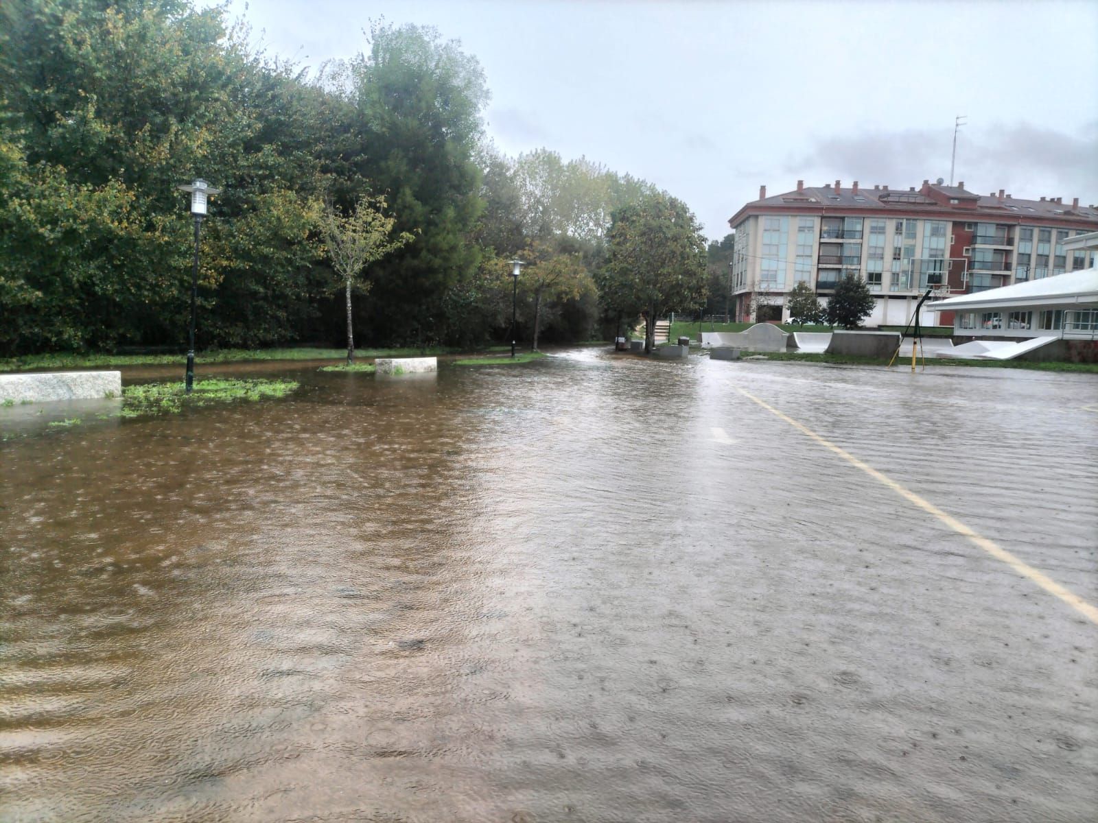 Las intensas lluvias causan desbordamientos en el Val Miñor