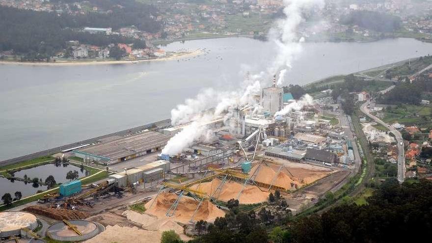 Fábrica de Ence en la ría de Pontevedra. // Rafa Vázquez