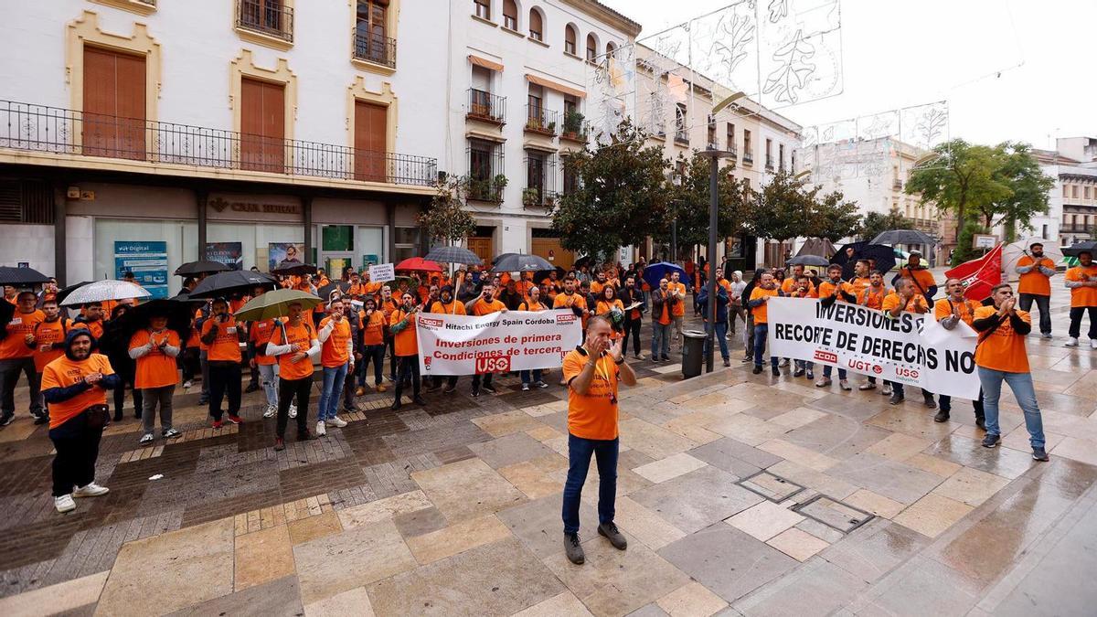Imagen de archivo de protestas de Aucorsa e Hitachi, dentro y fuera del pleno de Córdoba.