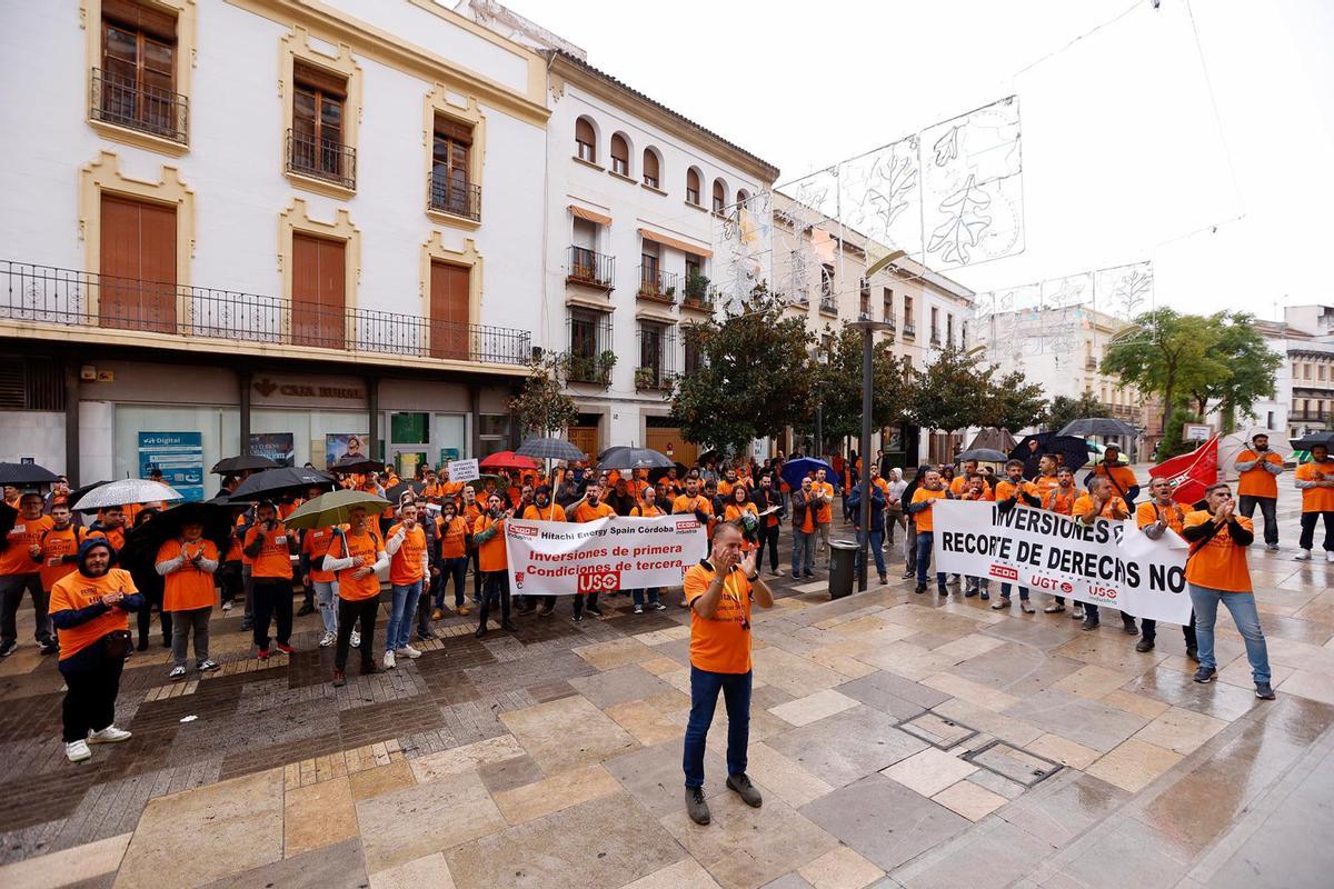 Protestas de Aucorsa e Hitachi, dentro y fuera del pleno de Córdoba.