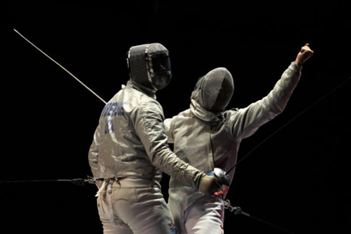 El canadenc Philippe Beaudry, a la dreta, guanya un punt al nord-americà Timothy Morehouse durant el torneig masculí d’esgrima en els jocs Pan American a Guadalajara (Mèxic).