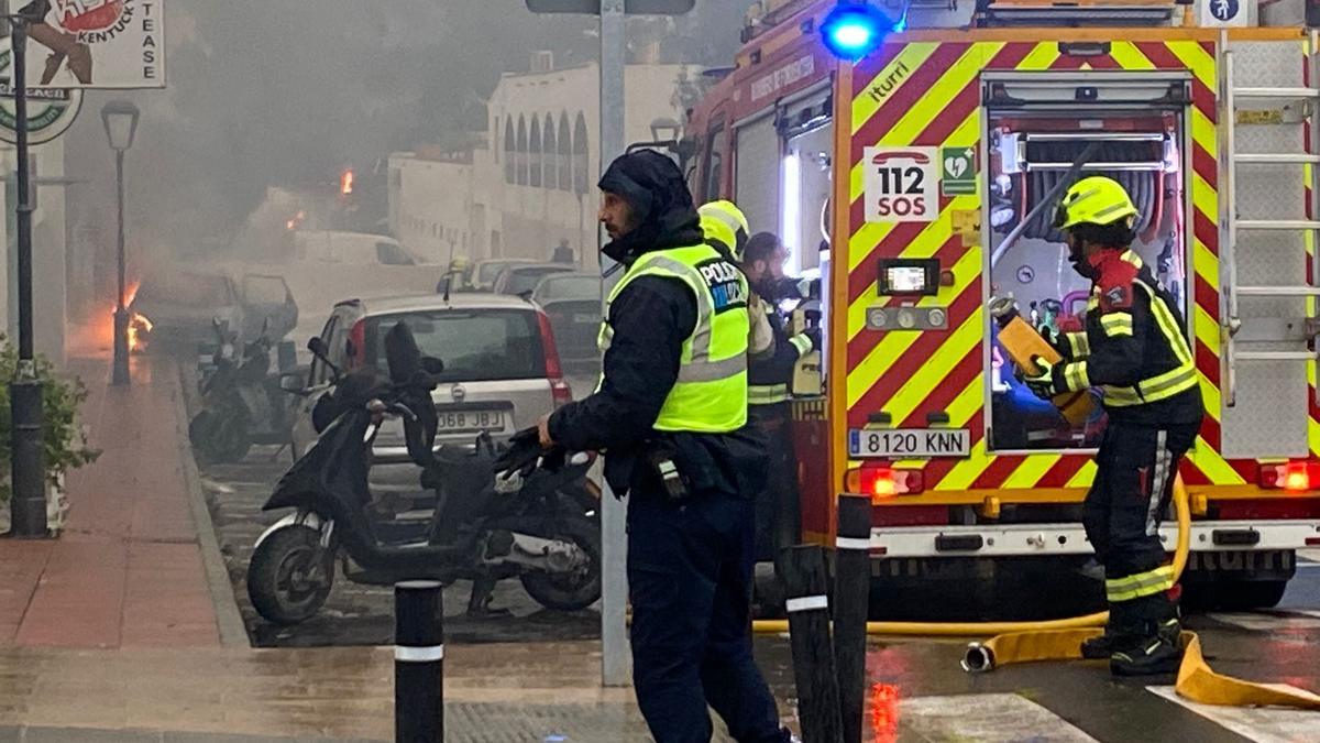 Ruido de explosiones en el incendio de varios coches en Formentera
