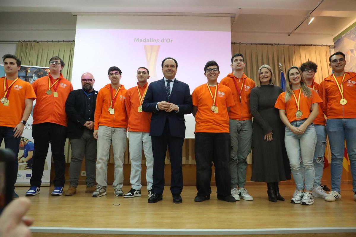 Los medallistas del equipo autonómico de FP que conquistaron el campeonato nacional, con el presidente de la Generalitat y la consellera de Educación