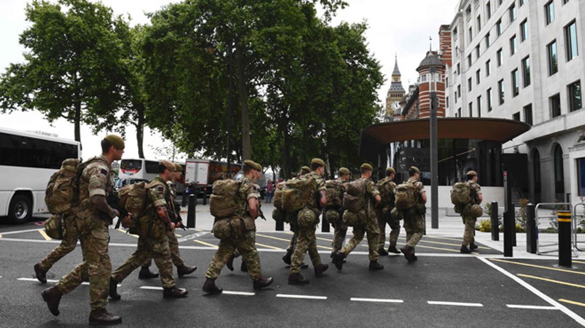 Londres saca el ejército a la calle y eleva al máximo el niver de alerta antiterrorista, por miedo a otro ataque inminente.