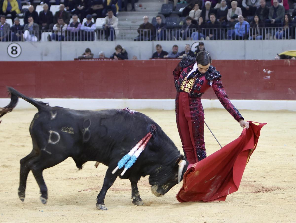 Un instante de la faena al sexto toro de la tarde del alicantino Villalón