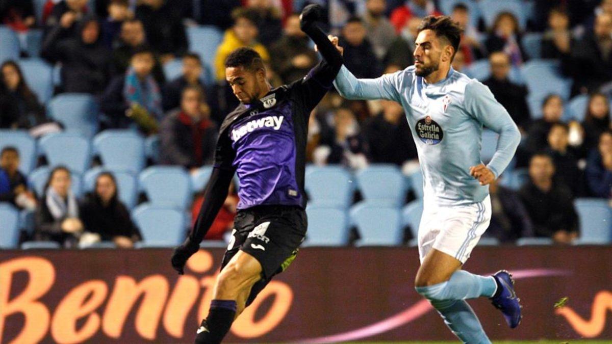 Youssef En-Nesyri juega un balón ante David Costas