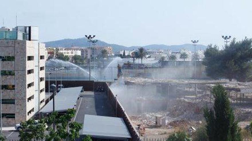 Obras de demolición de parte de la antigua comisaría, en el solar donde se prevén las viviendas.