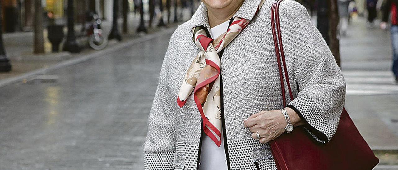 Natalia López Moratalla, ayer, en la calle de Asturias.