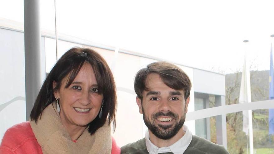 La teniente de alcalde, Marta Menéndez, y Ramón Villa, ayer en Grullos con el cartel anunciador de la prueba.