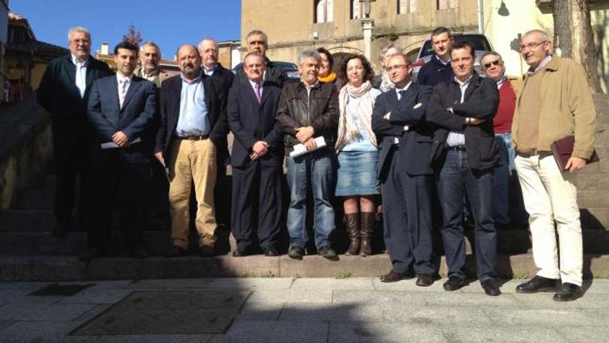 Los alcaldes del Occidente, con el presidente de Compromiso Asturias XXI, Diego Canga, en el centro.