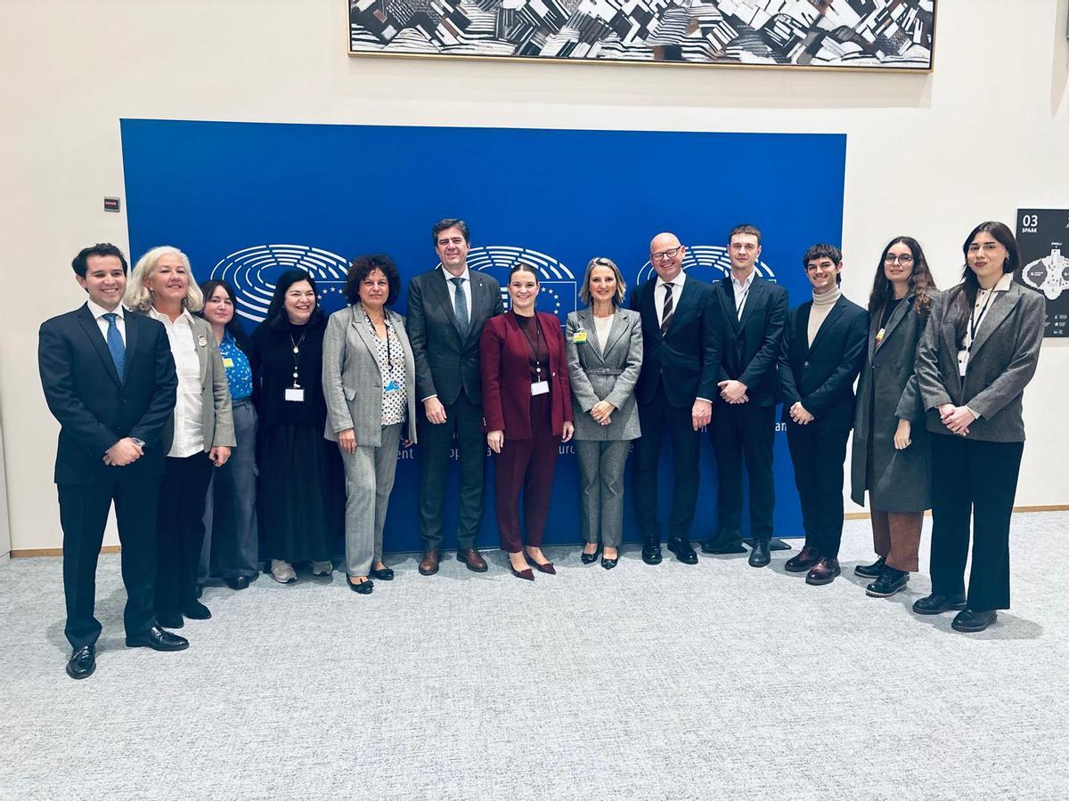 Imagen de familia de los representantes del Govern balear después de aprobar el dictamen de Prohens en Bruselas.