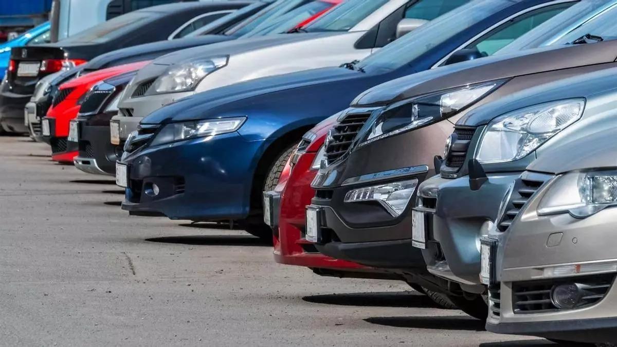 Varios coches a la venta.