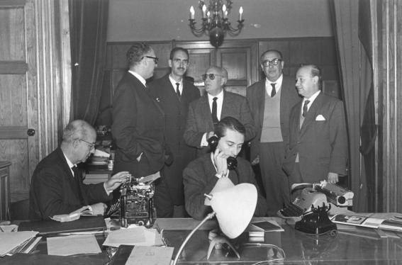 Cunqueiro, escritor y director de Faro de Vigo, junto a José Díaz Jácome (dcha.), Juan Baliño Ledo, Carlos Espinosa Feijoo, Benedicto Conde y Juan Carlos Goñi, en la redacción de la calle Colón