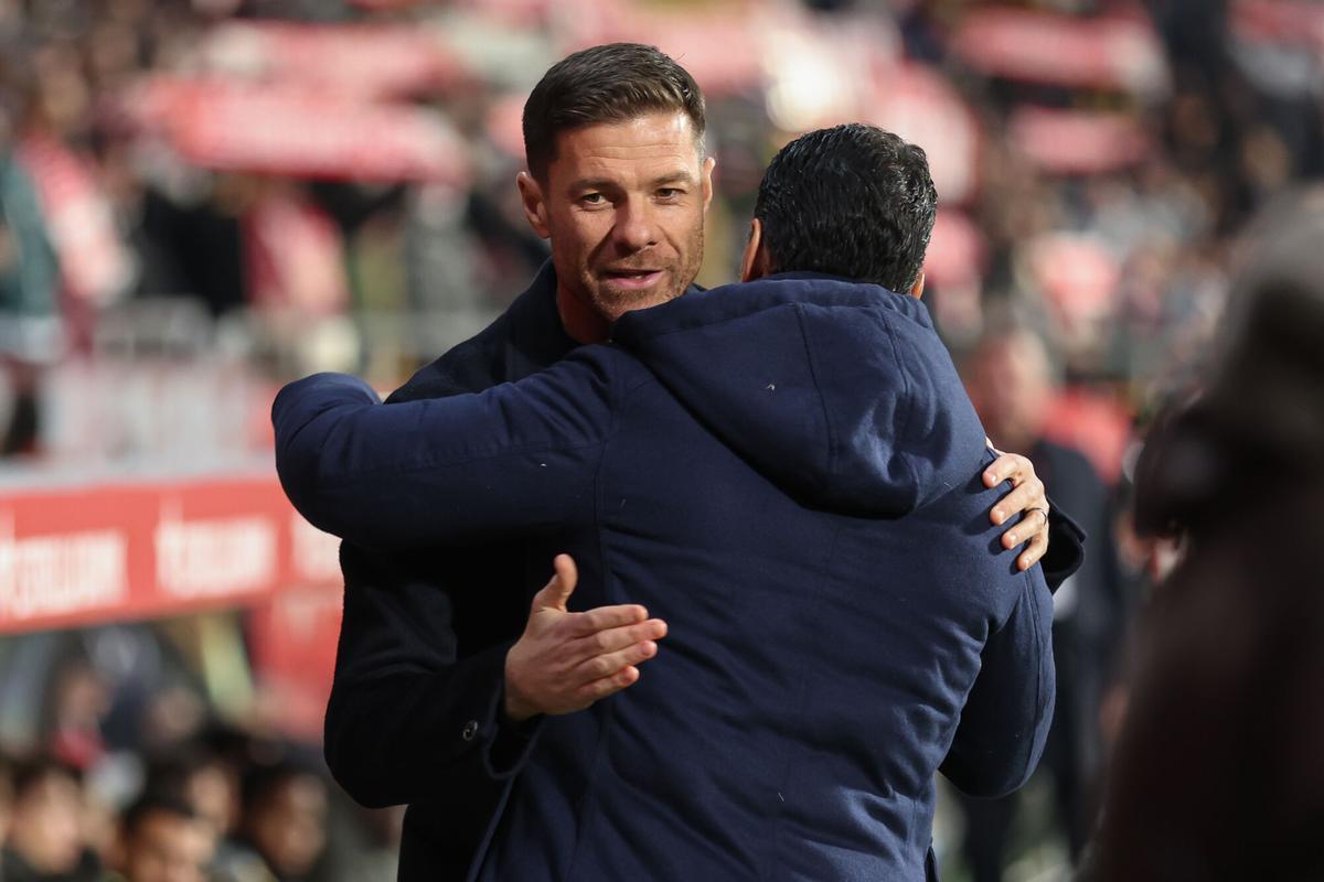 Xabi Alonso y Míchel se abrazan durante el Girona - Real Madrid.