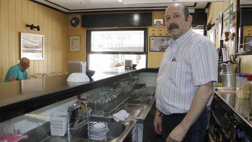 El agua ya corría ayer por los grifos de Bueu, como en el Bar Meco. // Santos Álvarez