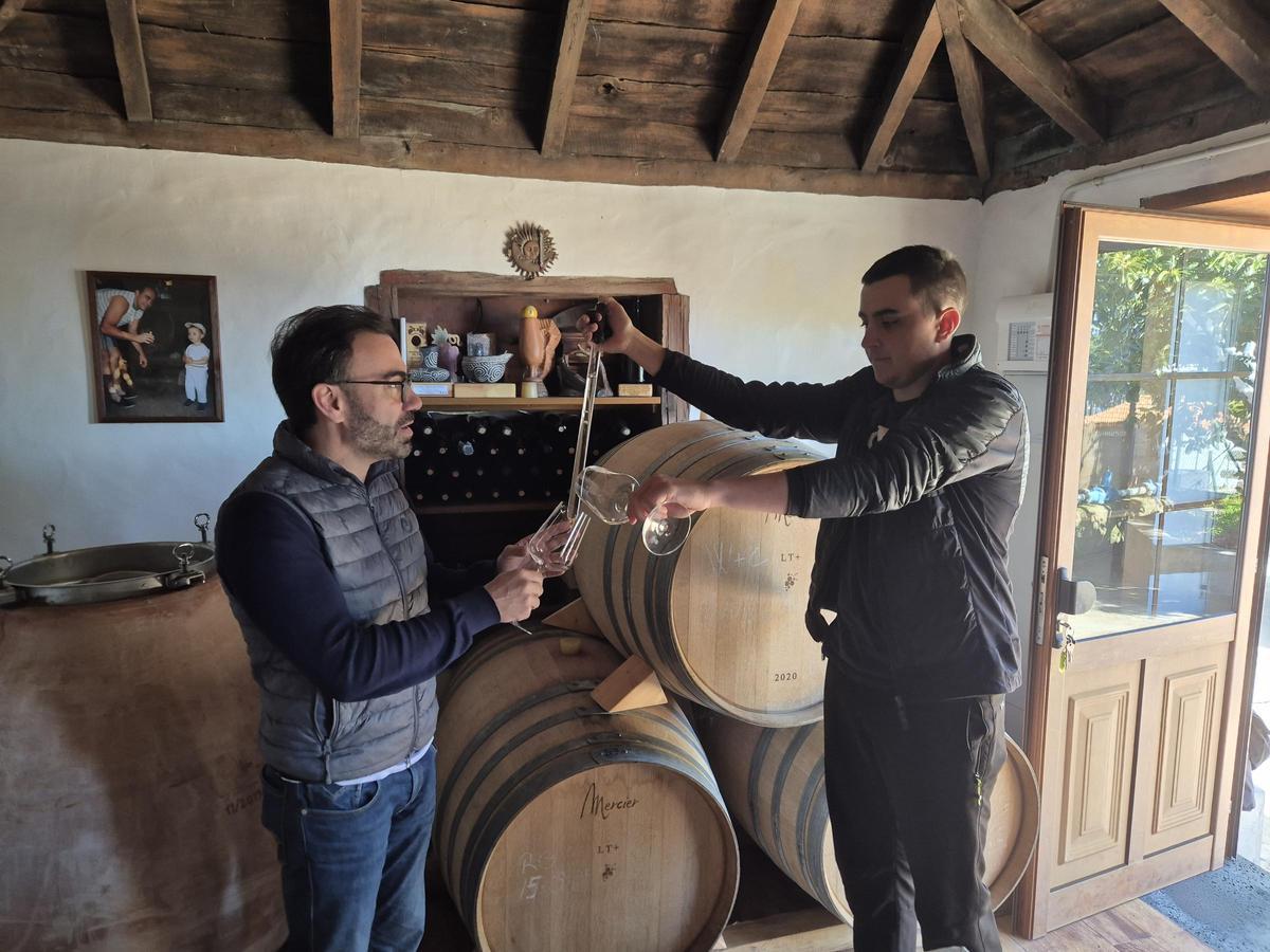 Michael Candelario a la entrada de su bodega.