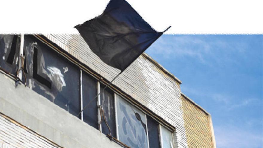 Bandera en una ventana de una nave okupada en una calle de Murcia.