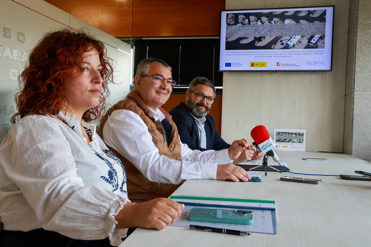 El presidente y el gerente comarcal con la redactora de la estrategia.