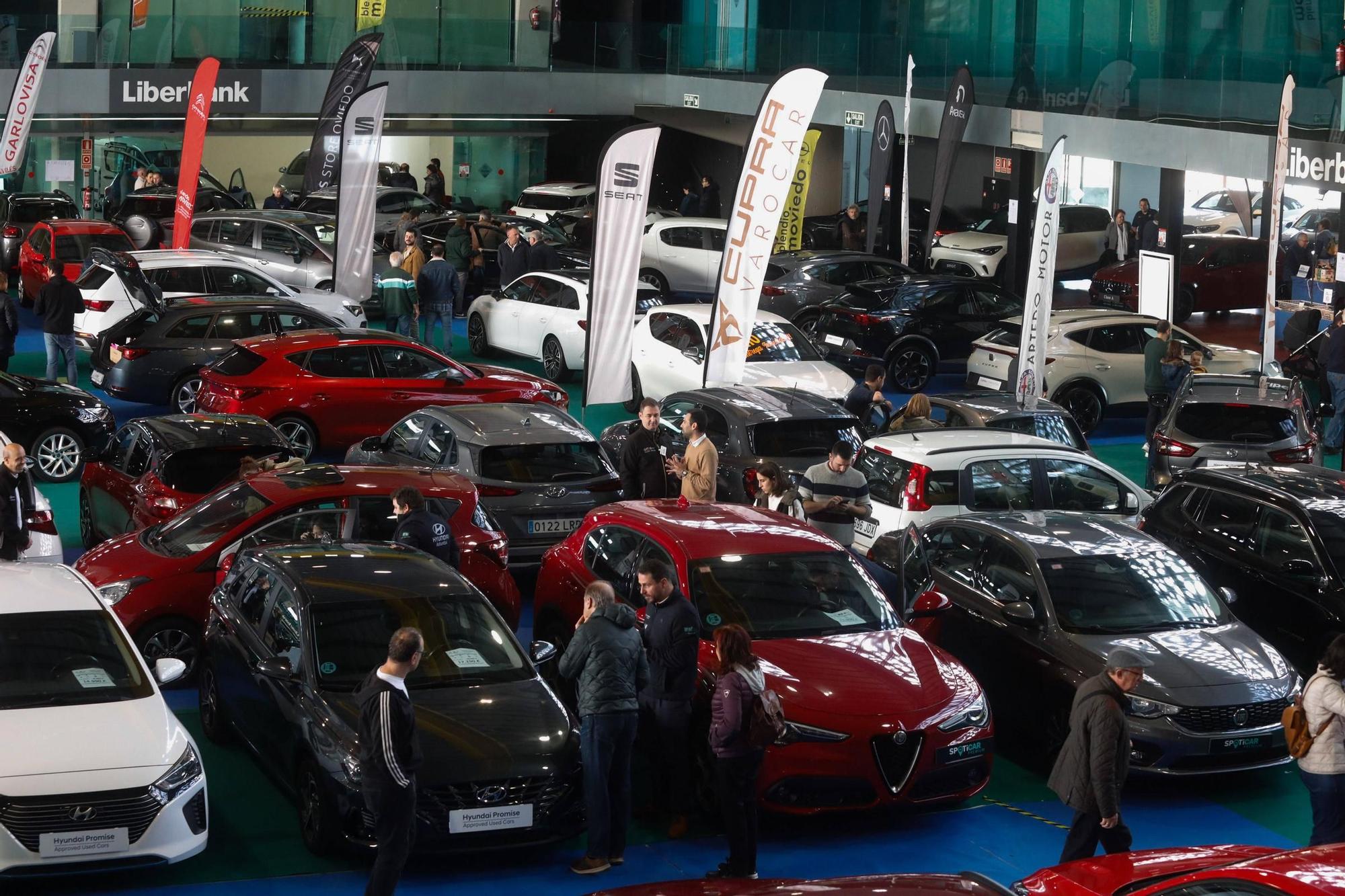 Colas y ventas exprés en el salón del automóvil de Avilés