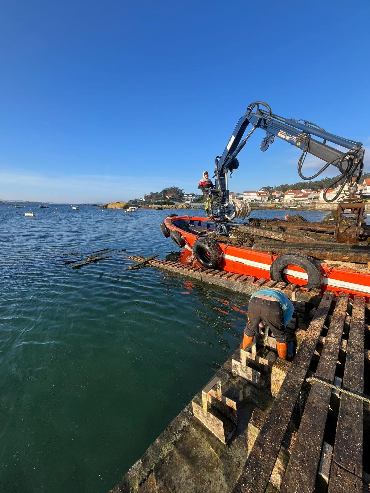 Trabajos de retirada de gran parte de la estructura del muelle de Pau.