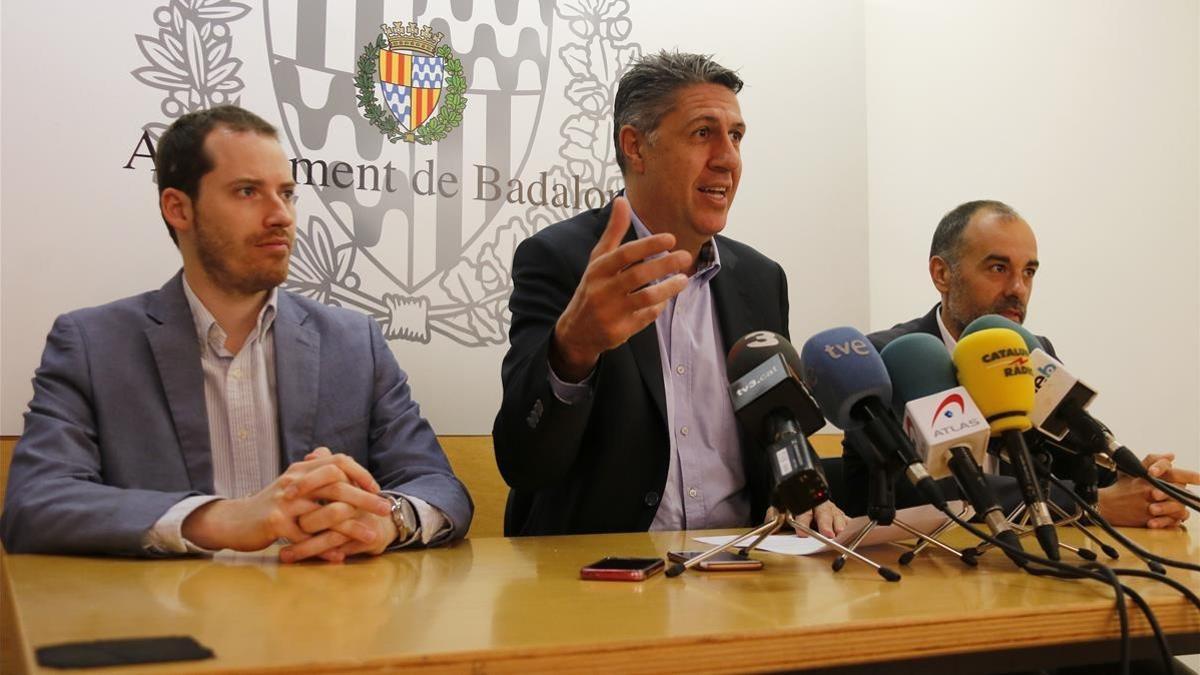 Xavier García Albiol, hoy, con los concejales Juan Fernández y Dani Gracia.