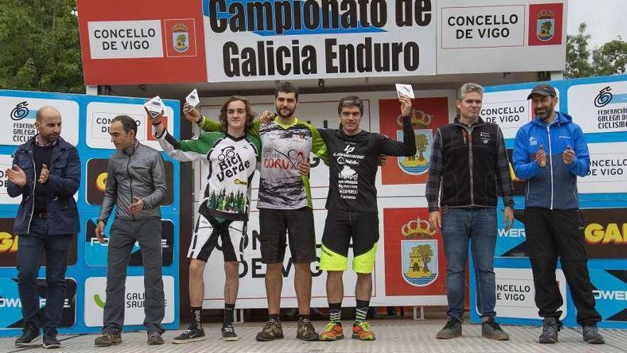 Nicolás Carrera, en el podio, junto a Pedro González (izq.) y Antonio Pérez Dacosta. // FdV