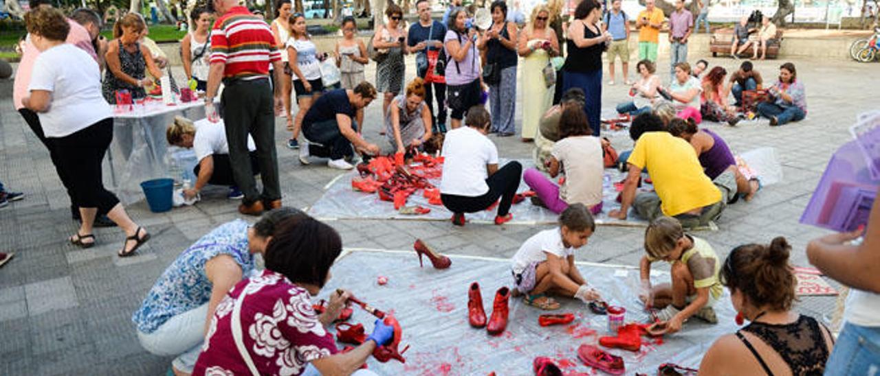 Personas de todas las edades formaron parte ayer de la iniciativa &#039;Zapatos Rojos&#039;, en San Telmo.