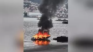 Una persona herida con quemaduras al estallar una embarcación de recreo en el muelle de Domaio
