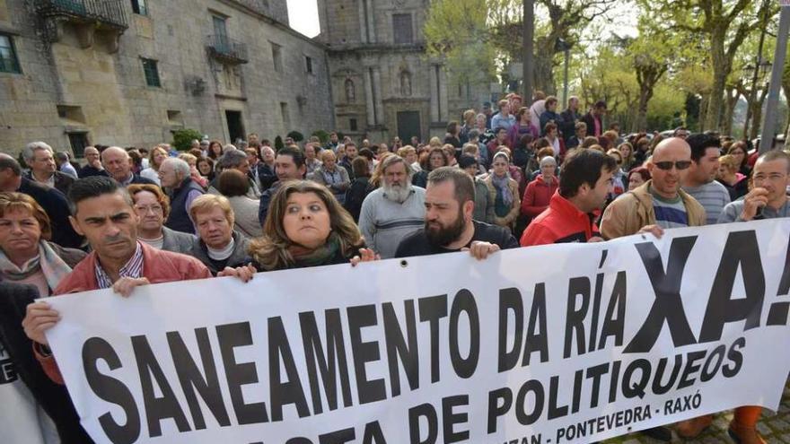 Concentración en Poio de mariscadores y otros afectados por la falta de saneamiento en la ría. // G. Santos