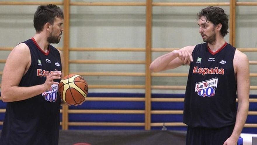 Los Gasol se entrenan con el Barça