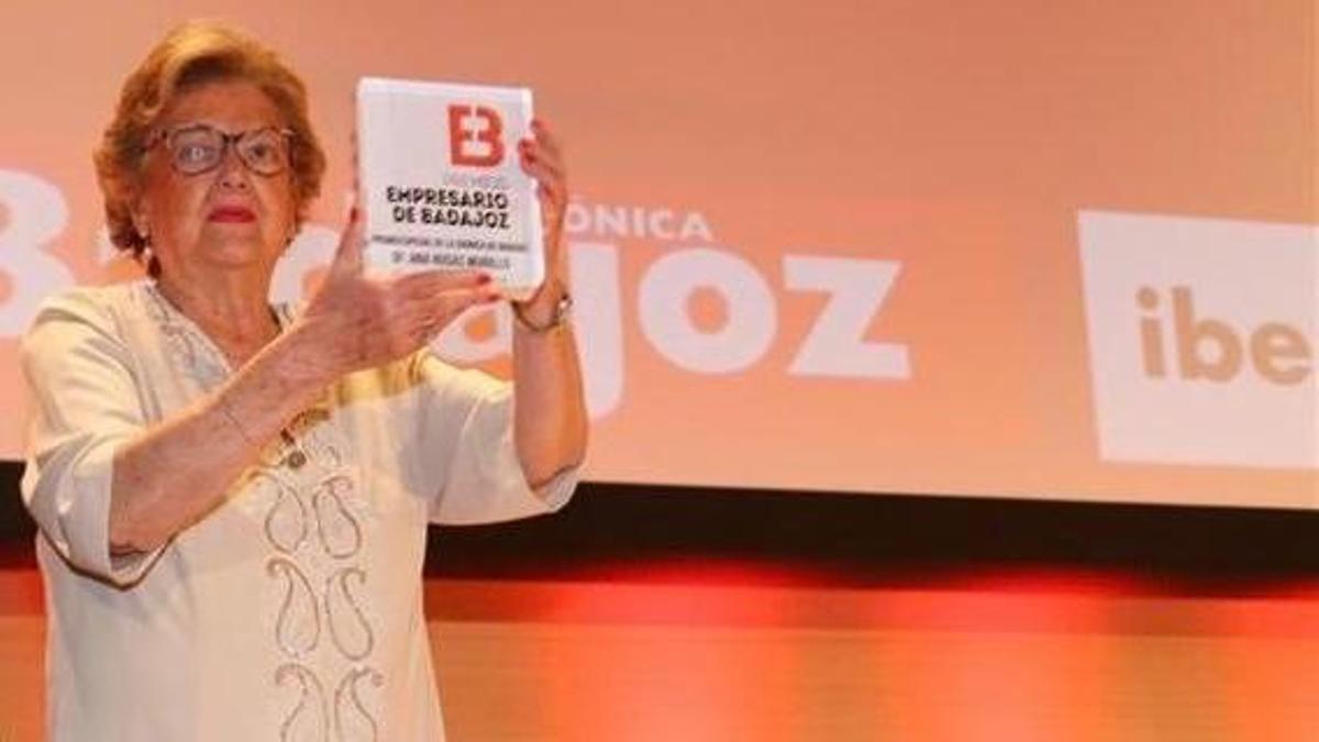Ana Rosas Murillo recibe el Premio Empresario de La Crónica de Badajoz en el año 2016.