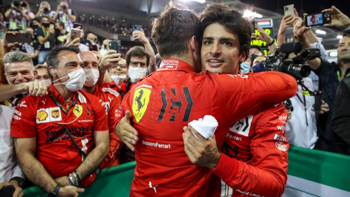 Carlos Sainz, felicitado por su compañero Charles Leclerc.