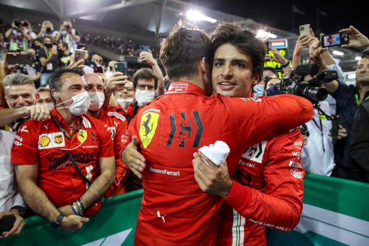 Carlos Sainz, felicitado por su compañero Charles Leclerc.