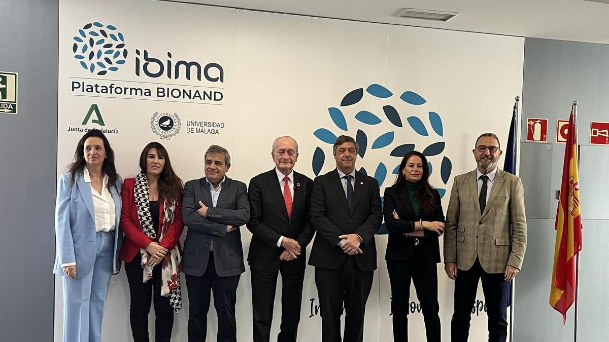 El alcalde de Málaga reafirma el compromiso del Ayuntamiento con la investigación biomédica