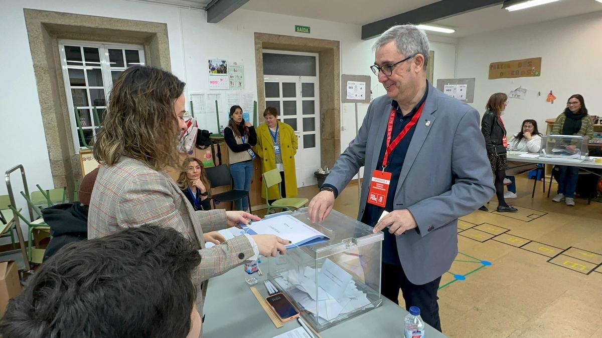 El alcalde de Ames, Blas García, votando en un municipio donde el PP no alcanzó la mitad de los votos