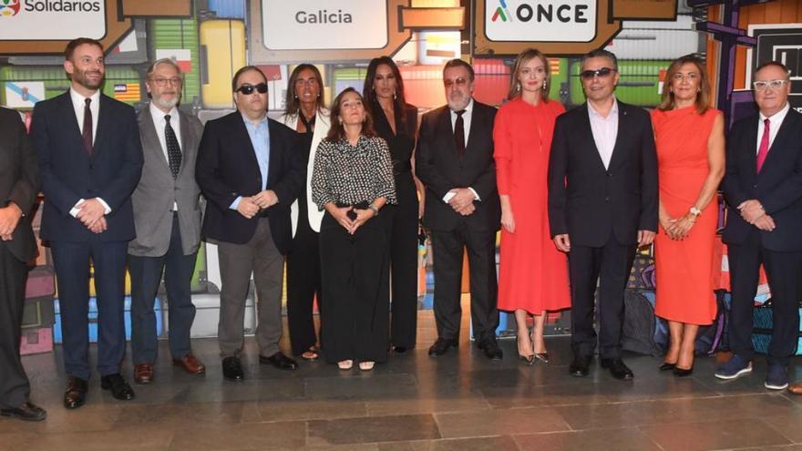 Fotografía de familia de los premiados, con responsables de la ONCE y autoridades.  | // CARLOS PARDELLAS