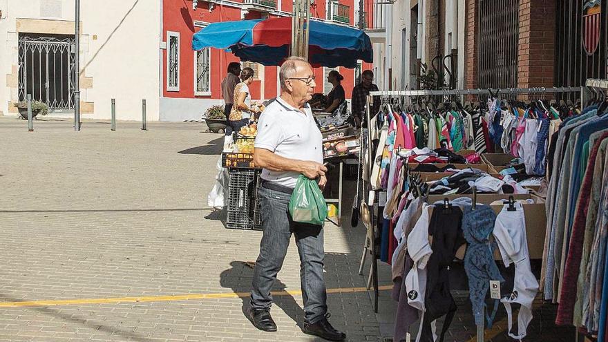 Compradors aquest diumenge al mercat de Riudarenes