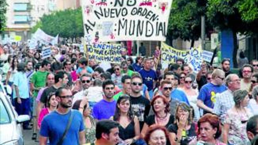 El 15-M moviliza por las calles de Badajoz a un millar de indignados