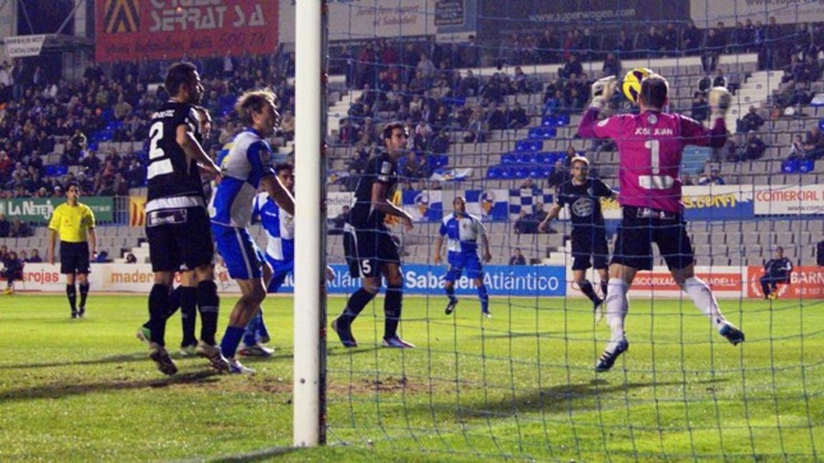 El portero del Lugo, José Juan, en un momento del partido entre el CE Sabadell y el Lugo