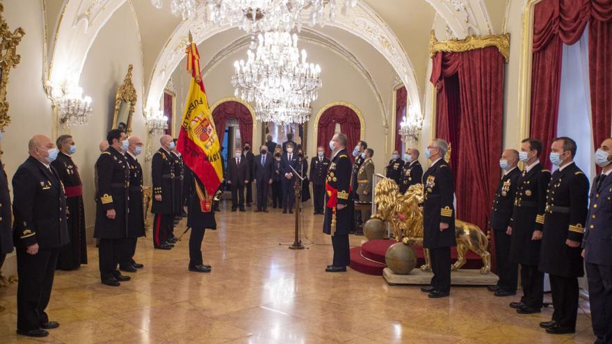 Todos los asistentes rinden homenaje a la bandera durante la Pascua Militar celebrada ayer en Capitanía General, Cartagena. | IVÁN URQUÍZAR