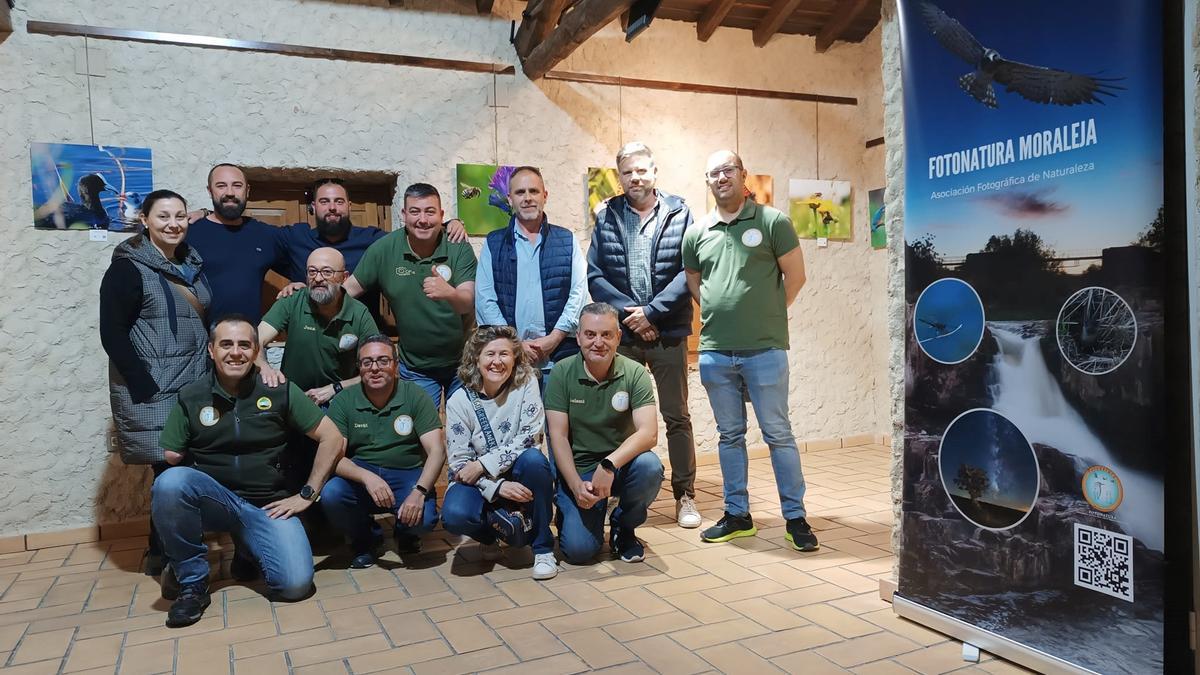 El alcalde, concejales y socios de Fotonatura, en Moraleja.